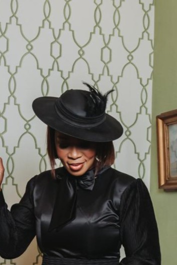 Black hat with feather - Image 2